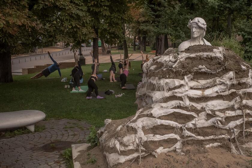 Kiev, esercizi vicino alla statua di Dante protetta con sacchi di sabbia dagli attacchi, 3 settembre © ANSA/AFP